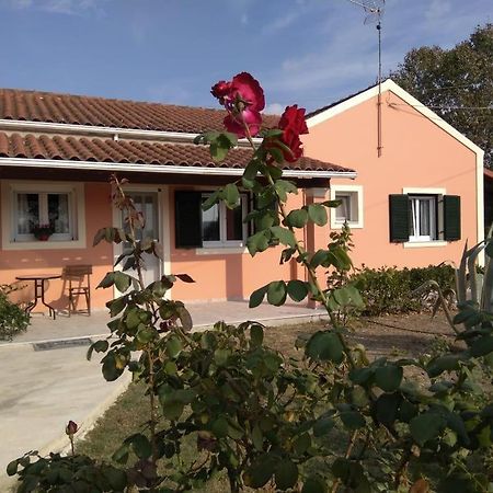 Lonelia'S Family Homes Lefkimmi  Bagian luar foto