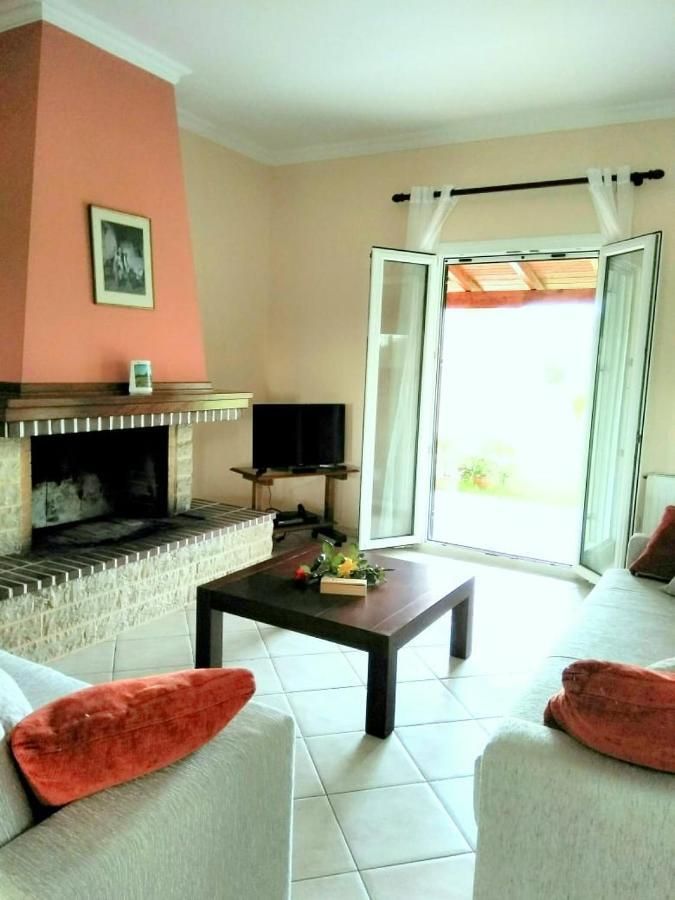 Lonelia'S Family Homes Lefkimmi  Bagian luar foto