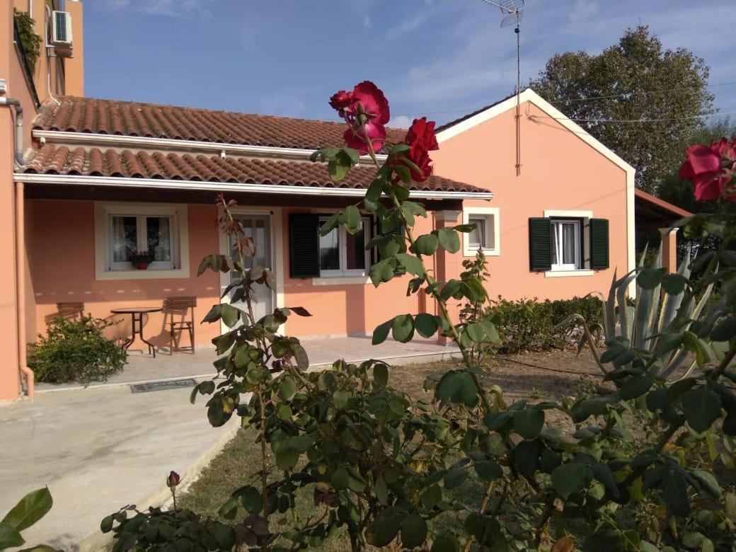 Lonelia'S Family Homes Lefkimmi  Bagian luar foto